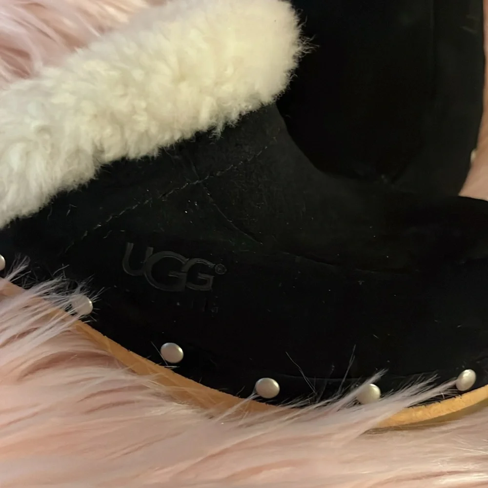 UGG CLOGS SIZE 7 - Picture 2 of 6